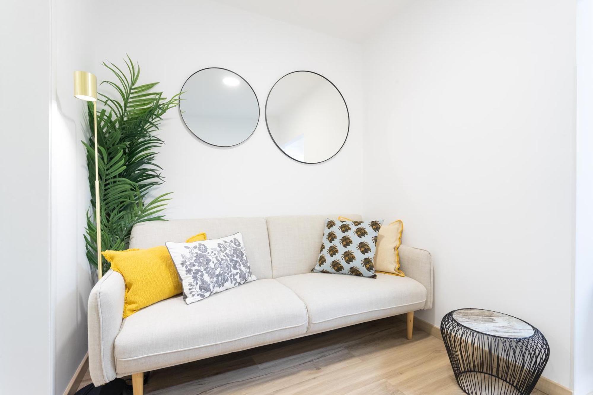 Cozy And Confy First Floor, Ace Location, 2 Bedrooms *